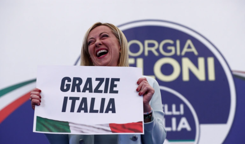 Giorgia Meloni, 'Teşekkür ederim İtalya' yazılı bir pankart tutarak zaferini kutladı