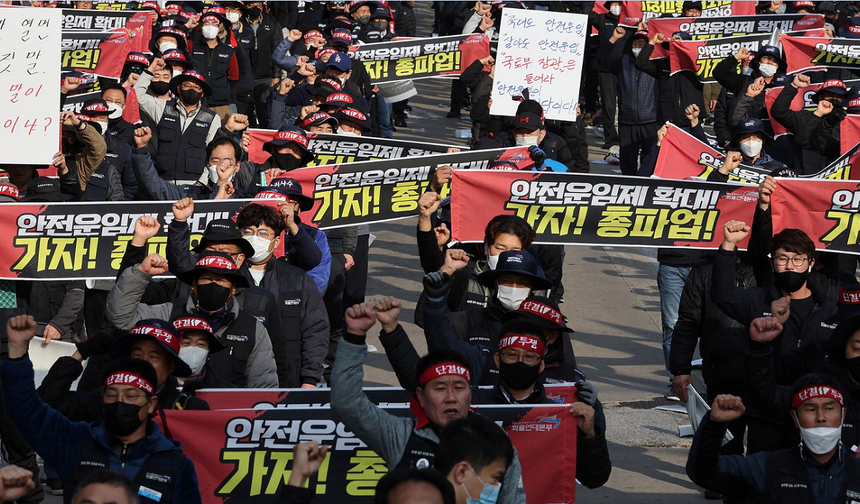 Güney Kore'de nakliye işçisi yaklaşık 25.000 kişi grevde