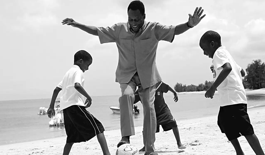 Pelé: tutkuyu futbolun kalbine koyan küresel bir süperstar ve kültürel ikon