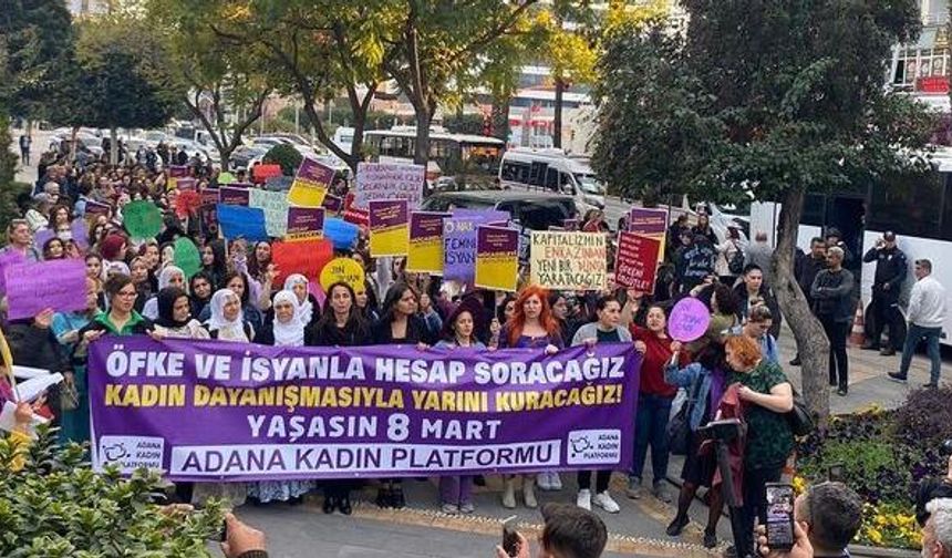 Adana Kadın Platformu, 8 Mart Gece Yürüyüşü Yaptı, Depremde Yaşamını Yitirenleri Andı