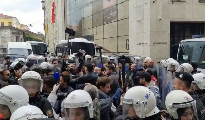 Cumartesi Anneleri/İnsanları bir kez daha polis tarafından engellendi ve gözaltına alındı