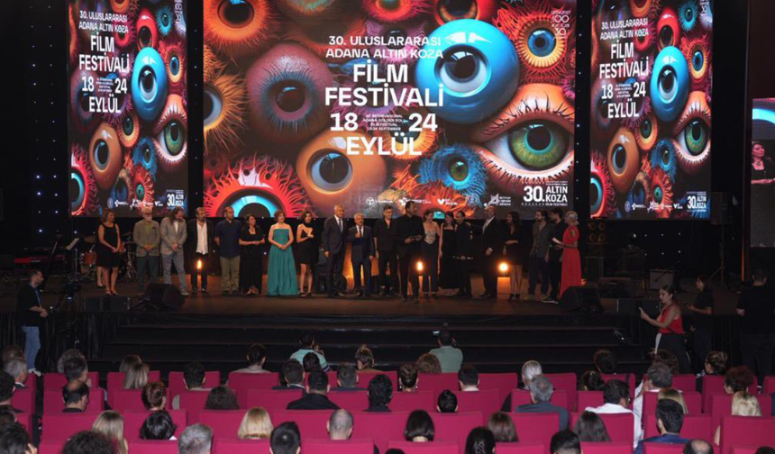 Altın Koza Film Festivalinde Barış, Sevgi ve Ödüller Vardı Ama "Kanun Hükmünde" Belgeselle Dayanışma da Vardı