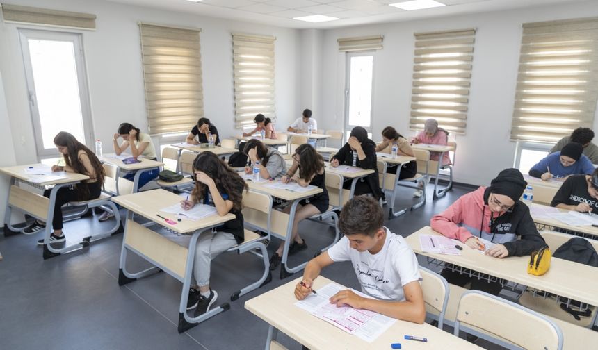 Yaklaşık 20 Milyon Öğrenci Karnelerini Alıyor: Yaz Tatili Başlıyor