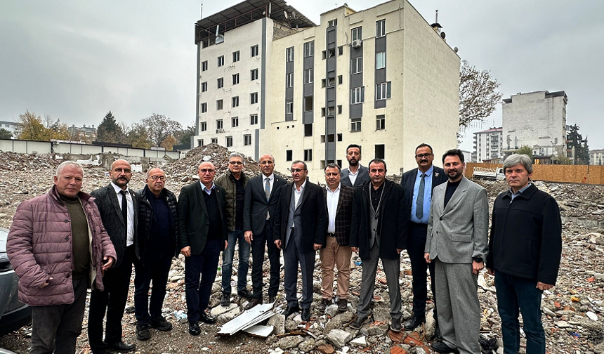 KAHRAMANMARAŞ’A GİDEN CHP’Lİ TANAL SIRALADI  DEPREM BÖLGESİNDE KEŞMEKEŞLİK!