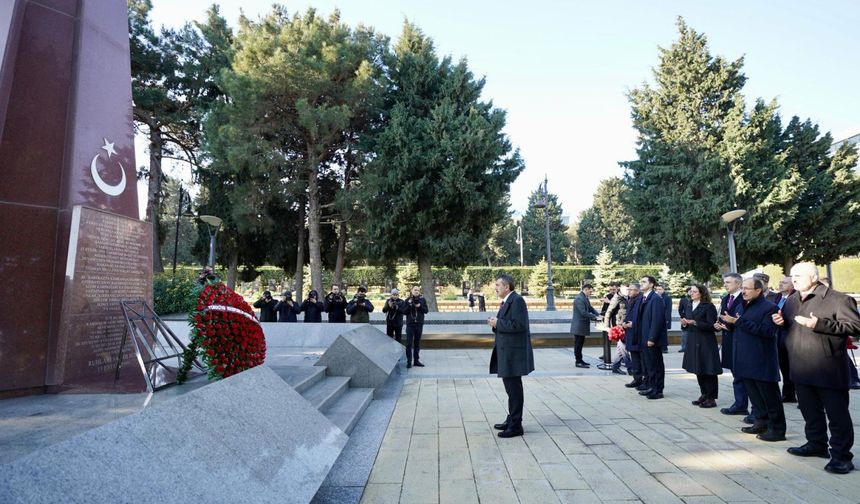 Bakan Yusuf Tekin, Bakü'de Şehitlikleri Ziyaret Etti