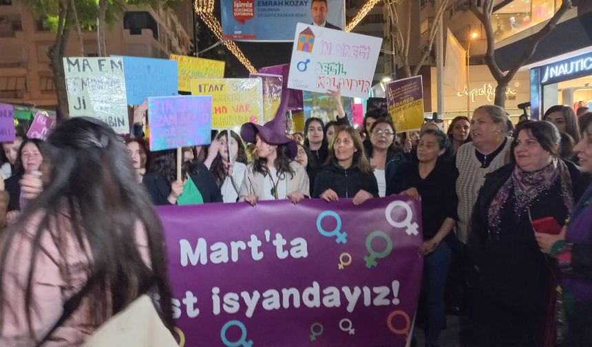 Adana'da Kadınlar Feminist Gece Yürüyüşünde Taleplerini Haykırdı