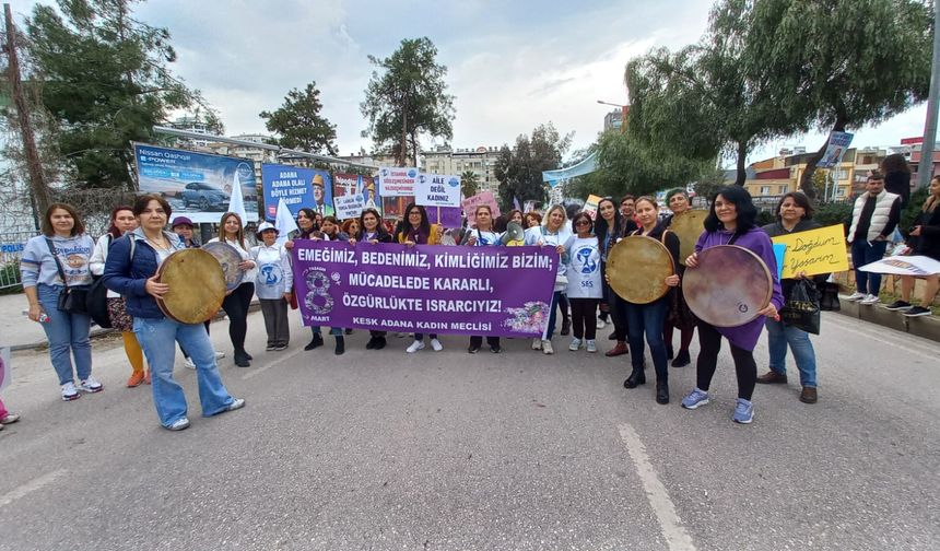 Adana Kadın Platformu, 8 Mart Mitinginde "Hayatlarımıza ve Haklarımıza Sahip Çıkıyoruz" dedi.