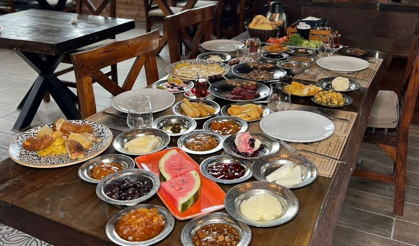 Fethiye'de Karacabey Restaurant, 3 Etli 50 Çeşit Kahvaltı ile Lezzet Dünyasına Yeni Bir Soluk Getiriyor