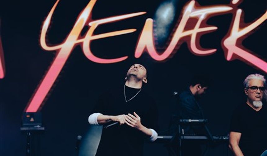 Erdem Yener Çanakkale Müzik Festivali’nde konser verdi.