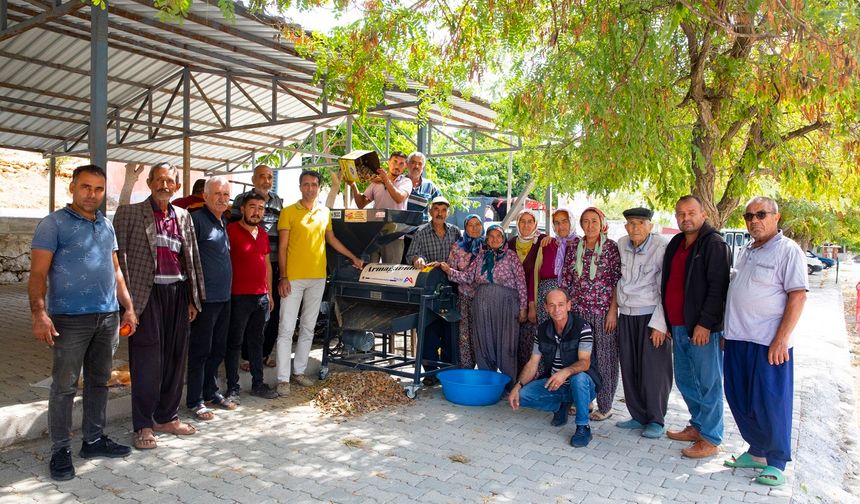 Aydıncık ve Gülnarlı Üreticinin Günlerce Süren Badem Soyma Derdi Bitti