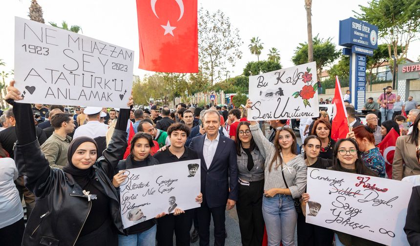 Vahap Seçer, Cumhuriyet’in 101. yıldönümü dolayısıyla düzenlenen ‘Bayrak Yürüyüşü’ne katıldı