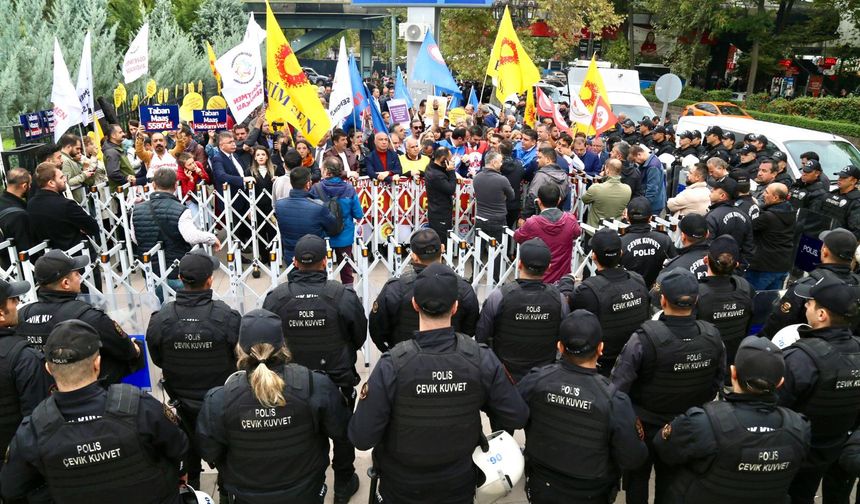 Öğretmenlik Meslek Kanunu'na Karşı Eylem: Eğitimciler Kararlı! Polis Barikat Kurdu