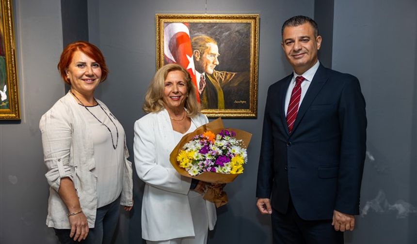 TARSUSLU RESSAM AYSEN, 30 FARKLI ATATÜRK ESERİ İLE SERGİDE YER ALDI