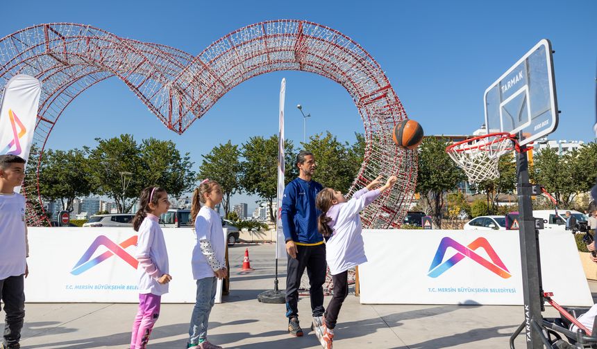 Mersin Büyükşehir Sporbüs Aracı Alışveriş Merkezlerinde Çocuklarla Buluştu