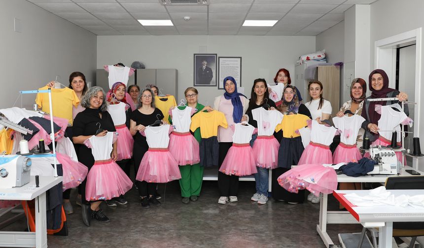 23 NİSAN’DA ÇOCUKLARIN KIYAFETLERİ MERSİN BÜYÜKŞEHİR’DEN