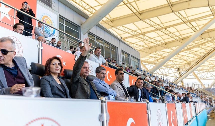 BAŞKAN SEÇER ŞEHRİN TAKIMINI YALNIZ BIRAKMADI