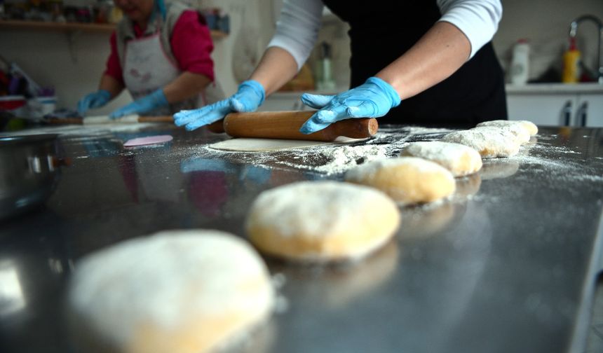 ÇUKUROVALI KADINLAR TÜRK LEZZETLERİNİ USTALARINDAN ÖĞRENİYOR