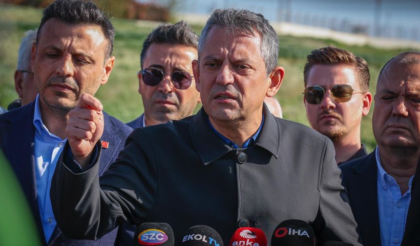 Özgür Özel’den TRT’ye Sert Tepki ve Bakan Yerlikaya’ya “Jammer” Sorusu