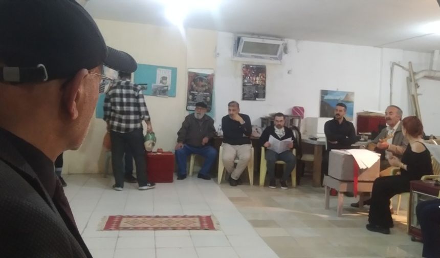 Adana’nın Dost Oyuncular, gündemini hiç yitirmeyen Pir Sultan Abdal oyunuyla seyircileri ile buluşuyor