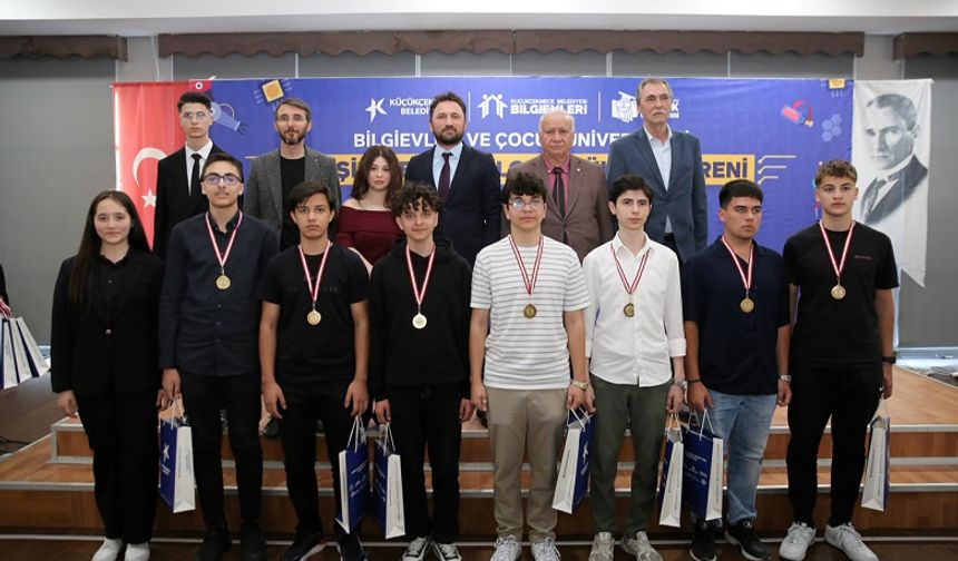 KÜÇÜKÇEKMECE’DE BİLİŞİM VE TEKNOLOJİ ÖDÜL TÖRENİ DÜZENLENDİ
