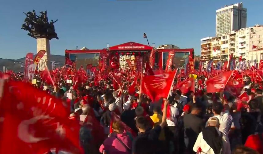 Özgür Özel İzmir’de yüzbinlerle konuştu: “Biz korkmuyoruz, siz kaybedeceksiniz!”