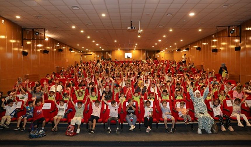 1200 ÖĞRENCİ ‘İKİ BAVUL DOLUSU’ OYUNUNU KAHKAHALARLA İZLEDİ