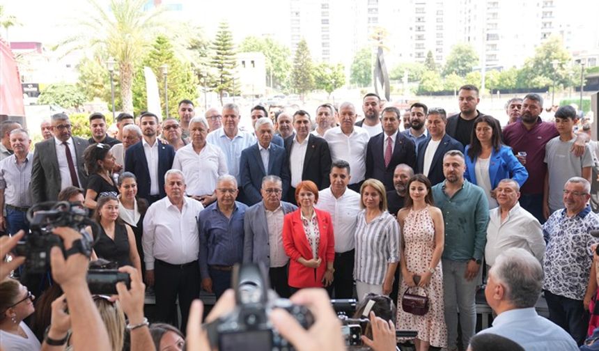 CHP Adana, Tutuklanan Belediye Başkanları İle Dayanışmak için Bayramlaşma Törenini Belediyelerde Gerçekleştirdi