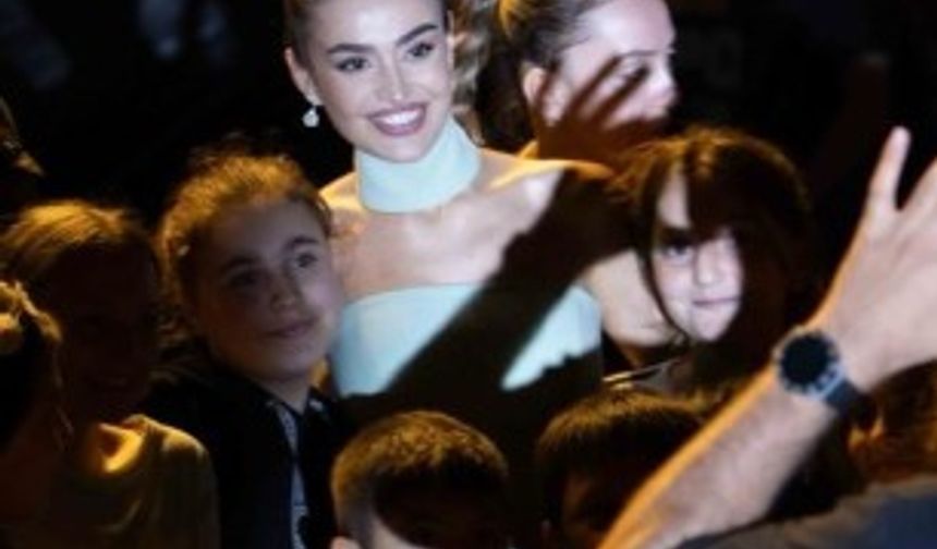 Elif Buse Doğan, Sahnedeki Enerjisi ve Zarafeti Büyüledi