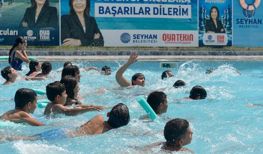 Seyhan'da çocuklar hem serinliyor hem de yüzme öğreniyor