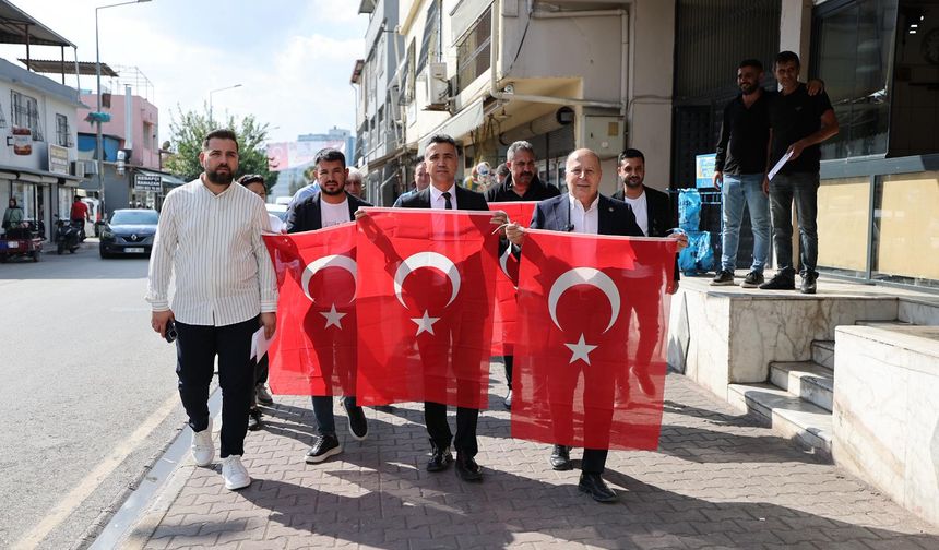 Yüreğir Belediyesi’nden Esnafa Cumhuriyet Bayramı Hediyesi: Türk Bayrağı