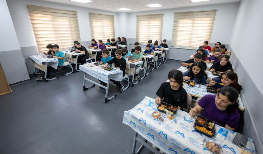 LGS’YE HAZIRLANAN ÖĞRENCİLERİN ÖĞLE YEMEĞİ YİNE BÜYÜKŞEHİR’DEN