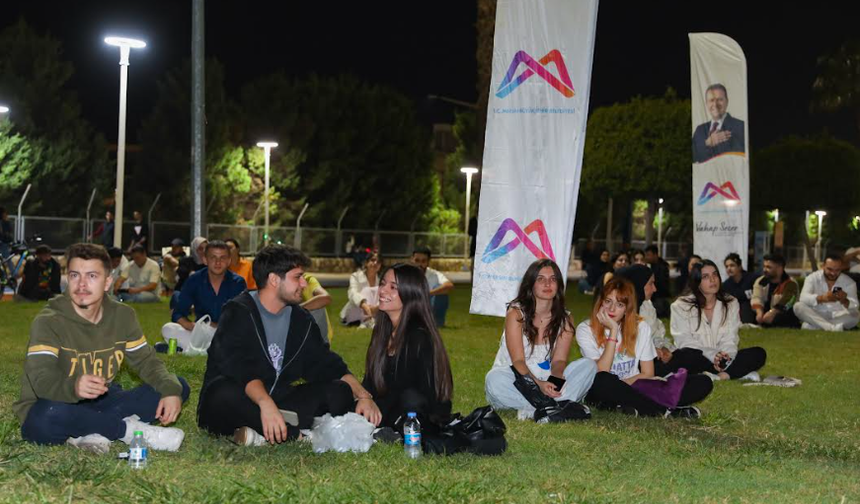 BÜYÜKŞEHİR’İN AKUSTİK SAHNE KONSERLERİ GENÇLERİN İLGİ ODAĞI