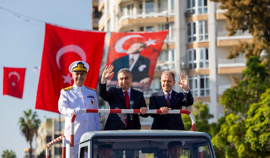 BAŞKAN SEÇER VE MERAL SEÇER, ‘29 EKİM CUMHURİYET BAYRAMI’ KUTLAMALARINA KATILDI
