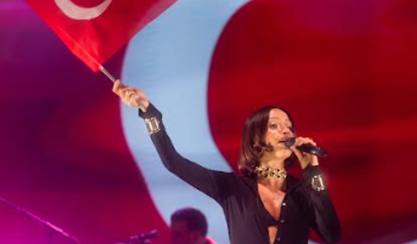 Zeynep Bastık’tan Cumhuriyet Bayramı Coşkusu