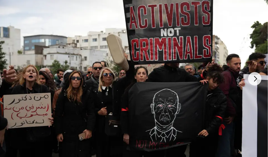 Tunus'ta binlerce kişi, cumhurbaşkanının özgürlüklere yönelik artan baskısını protesto etti