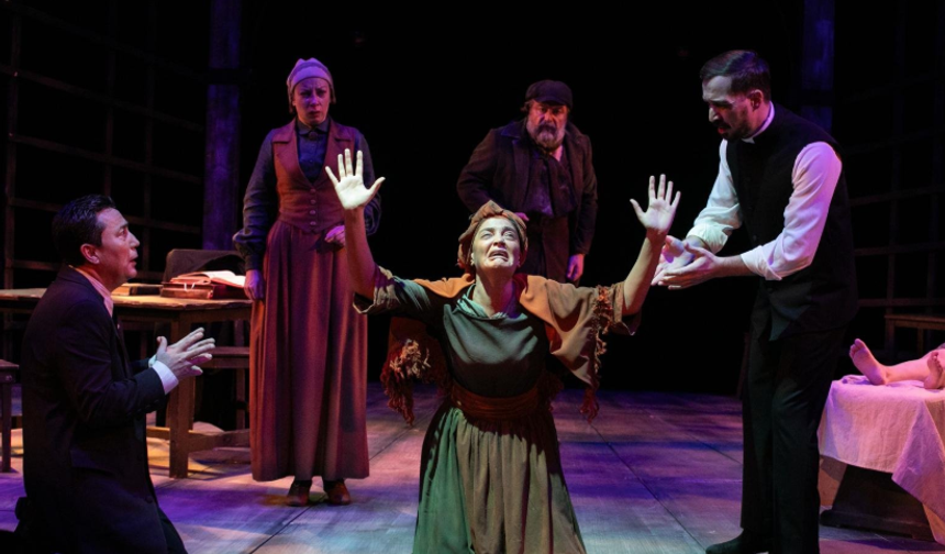 İzmir Şehir Tiyatroları’ndan Cadı Kazanı için görkemli prömiyer