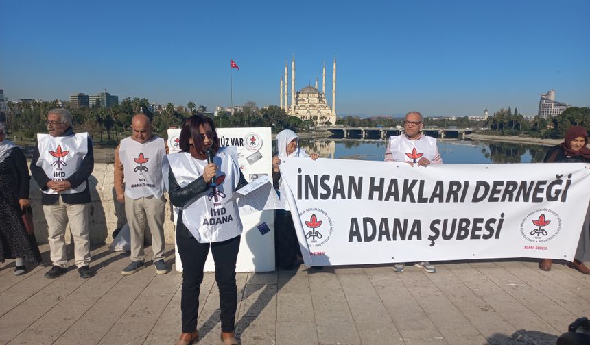 İHD Adana Taşköprü’de Barış Zinciri Oluşturdu: “Israrla Barış, Demokrasi ve İnsan Hakları”
