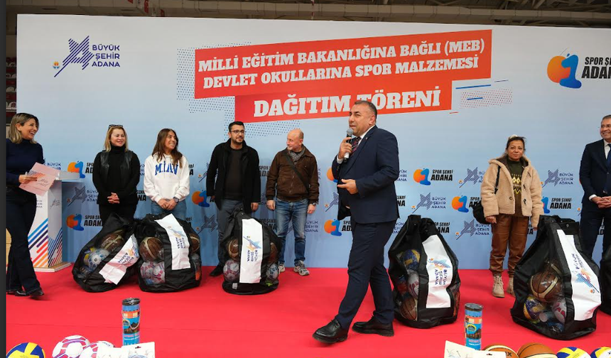 Zeydan Karalar’ın geleneksel hale getirdiği devlet okullarına spor malzemesi yardımı sürüyor.