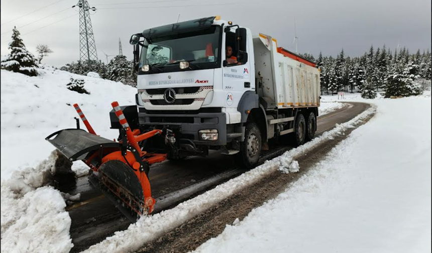 MERSİN BÜYÜKŞEHİR YÜKSEK KESİMLERDE YOLLARI AÇIK TUTUYOR
