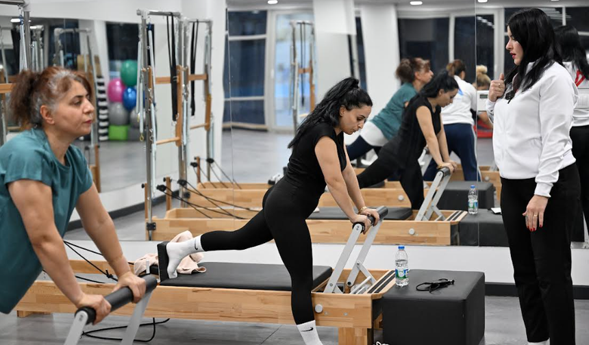 KADINLAR MERSİN BÜYÜKŞEHİR’İN REFORMER PİLATES KURSUYLA YENİLENİYOR