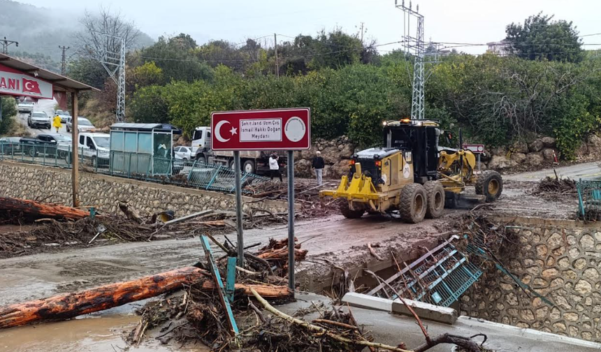 BÜYÜKŞEHİR’DEN KUVVETLİ YAĞIŞ SONRASI TEMİZLİK ÇALIŞMASI