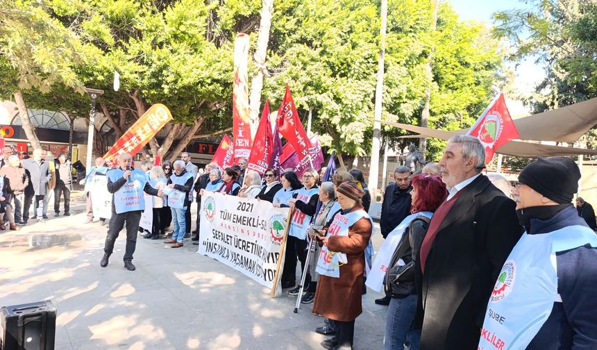 Emekliler Mersin'de Yoğurt Pazarı Parkı’ndan seslendi: “Sadaka değil, insanca yaşam istiyoruz”