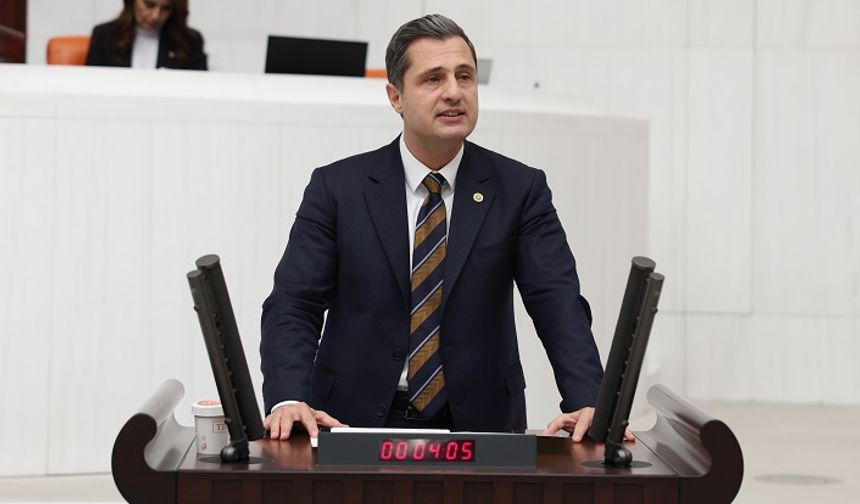 CHP’li Deniz Yücel: “İzmir’in Tarihi Binalarına Vakıflar Eliyle Çöktüler”