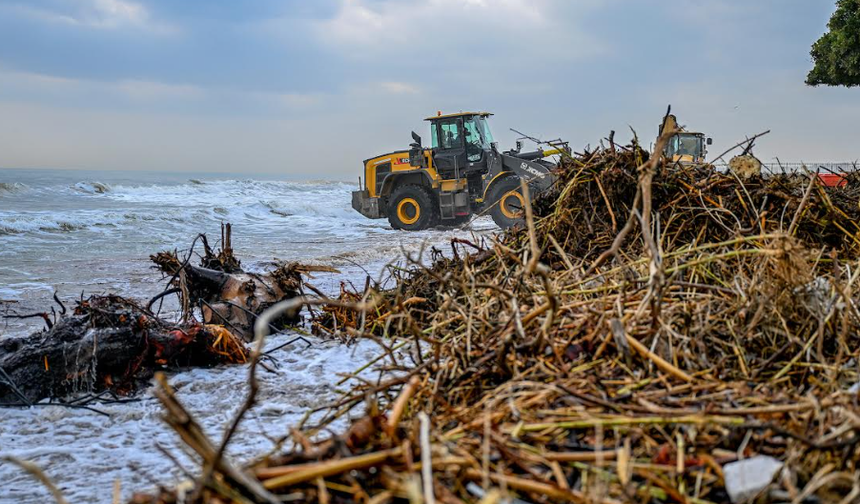 MERSİN BÜYÜKŞEHİR SELİN İZLERİNİ TÜM BİRİMLERİYLE SİLİYOR