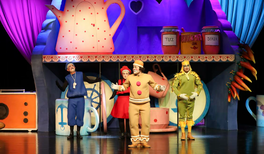 MERSİN ŞEHİR TİYATROSU’NA KÜÇÜK ELLERDEN BÜYÜK ALKIŞLAR