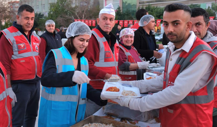 Ceyhan Belediyesi Cumhuriyet Meydanı’nda Binlerce Vatandaşı İftarda Buluşturdu