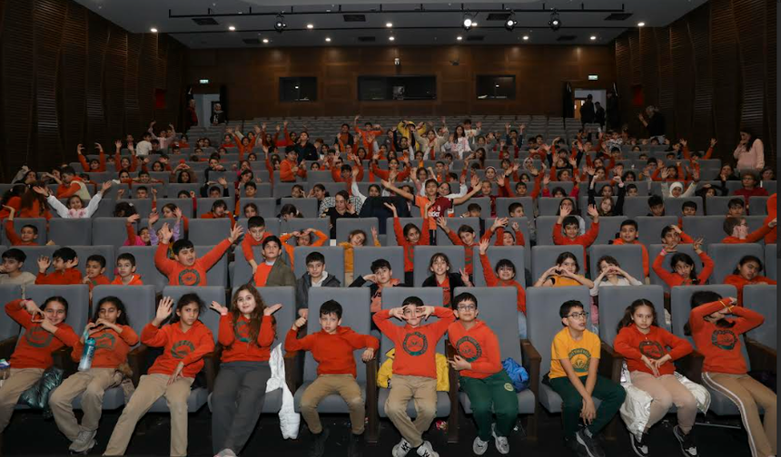 MERSİN BÜYÜKŞEHİR GENÇLERE TİYATRO SEVGİSİ AŞILIYOR