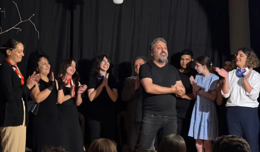 “Perde Açıldığında Umut Nefes Alır”: Hatay’da Epik Sanat’tan Dünya Tiyatro Günü Bildirisi