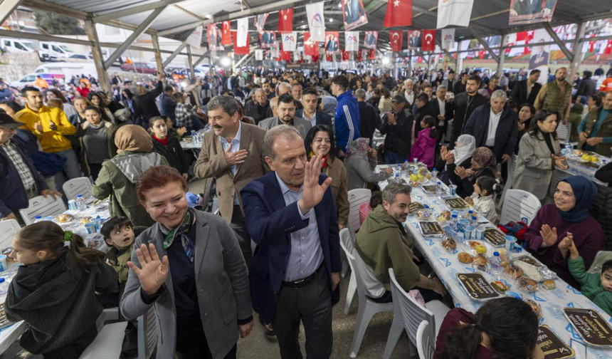 Vahap Seçer; “Herkes üzüntü içindeyken bir lider çıkar ve topluma umut olur”