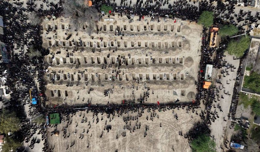 İran’da Okul Saldırısında Hayatını Kaybeden 168 Kız Öğrenci İçin Yas